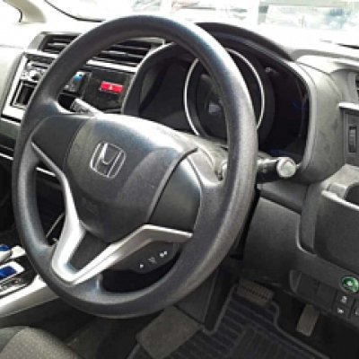 File:Honda FIT HYBRID・F Comfort Edition (DAA-GP5) interior.jpg